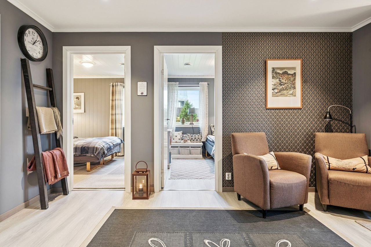 En egen tv-stue gir et ekstra oppholdsrom for familien, med inngang til to av soverommene. Galleribilde