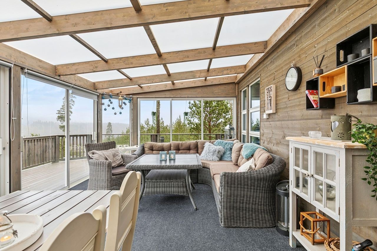 Den innglassede verandaen på 24 m² forlenger sesongen og binder inne- og uteområdet sammen. Galleribilde