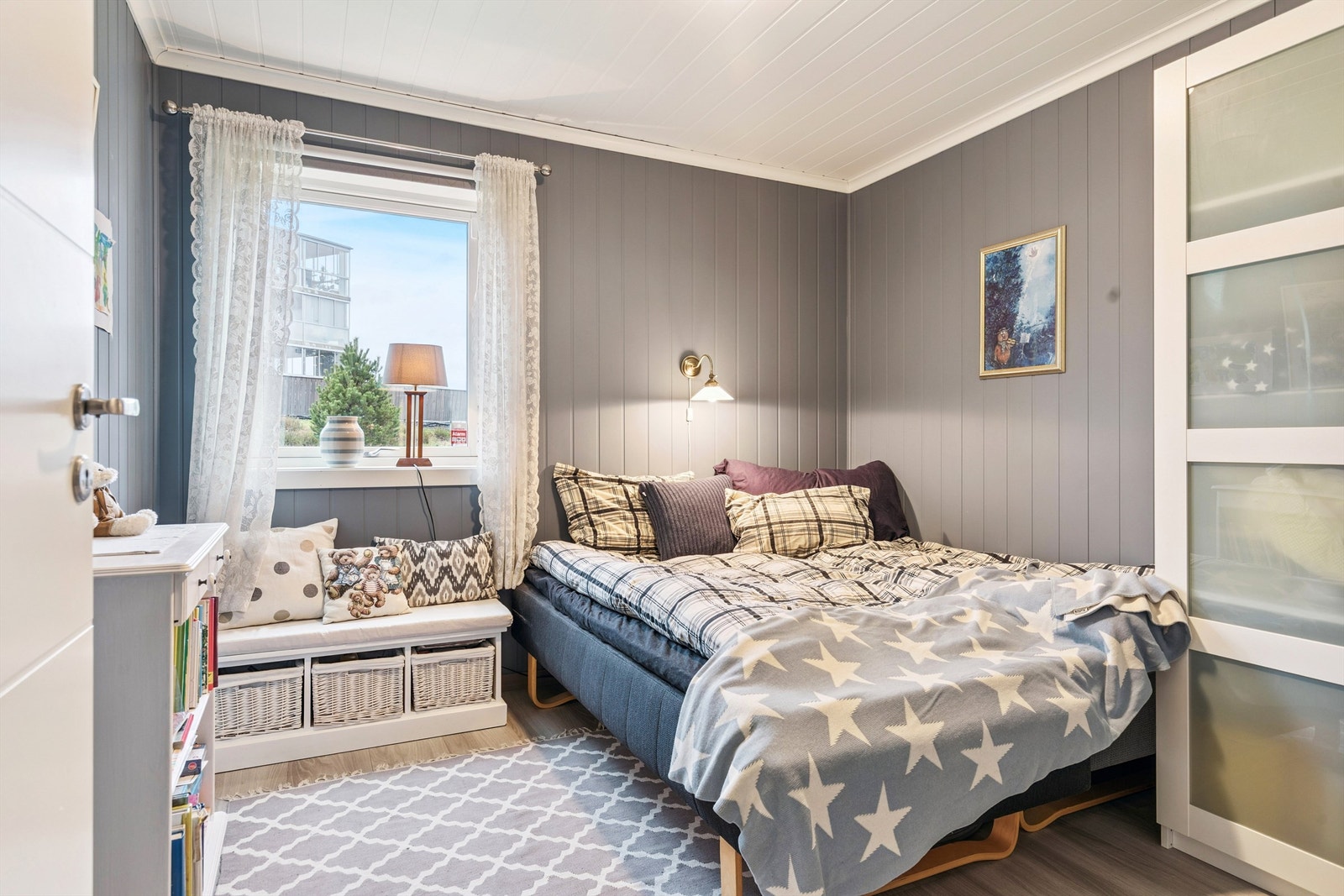 Boligen har totalt tre soverom, alle med vannbåren gulvvarme for jevn komfort. Galleribilde