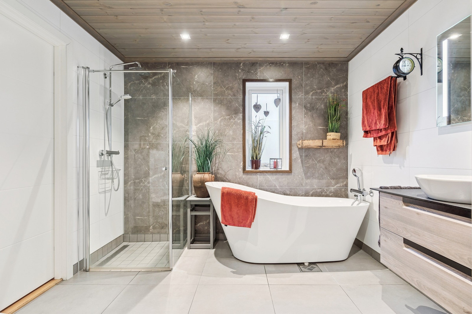 Hovedbadet er utstyrt med både dusjhjørne og et frittstående badekar. Galleribilde