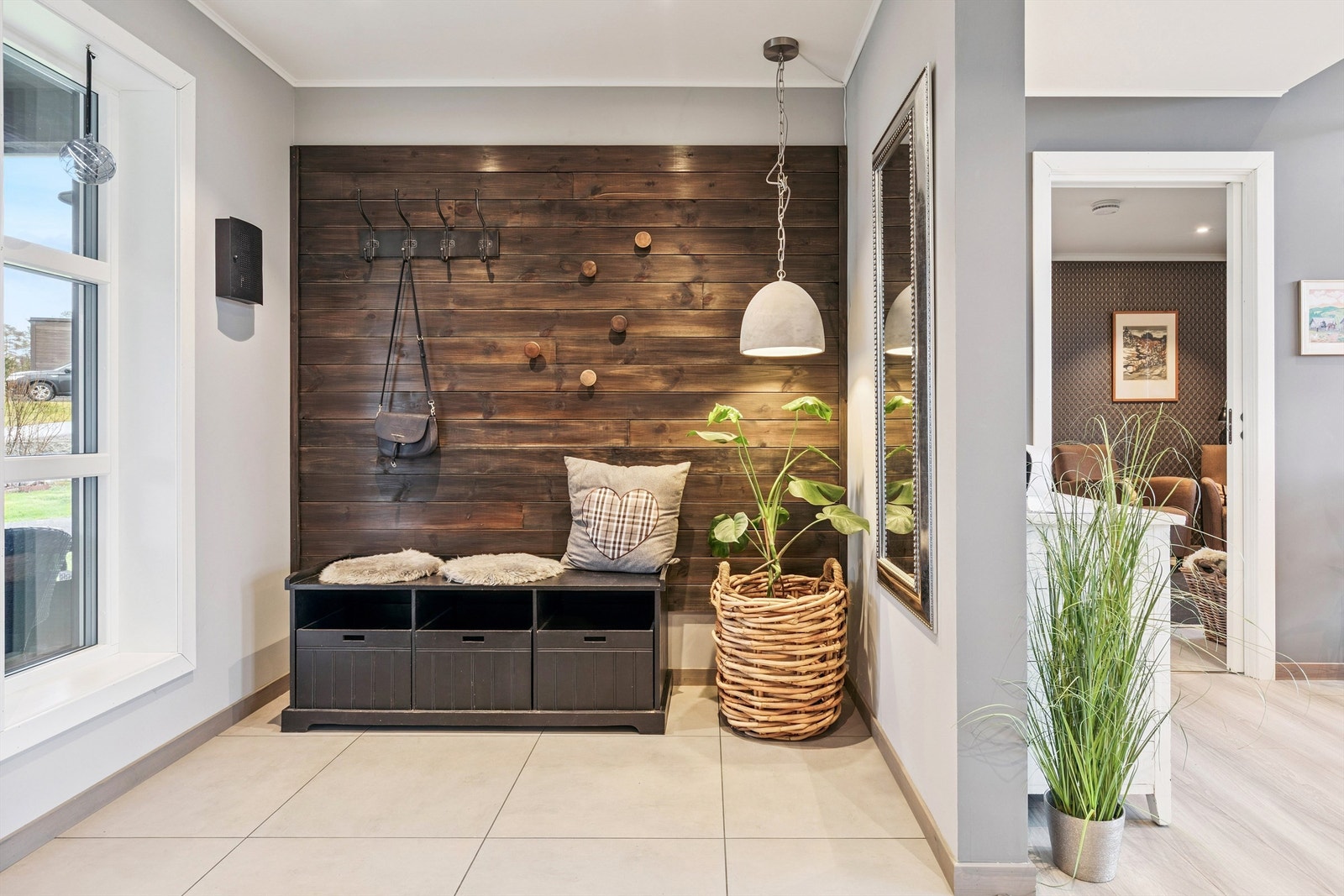 Entréen har store fliser på gulvet og gir et godt første inntrykk av boligen. Galleribilde