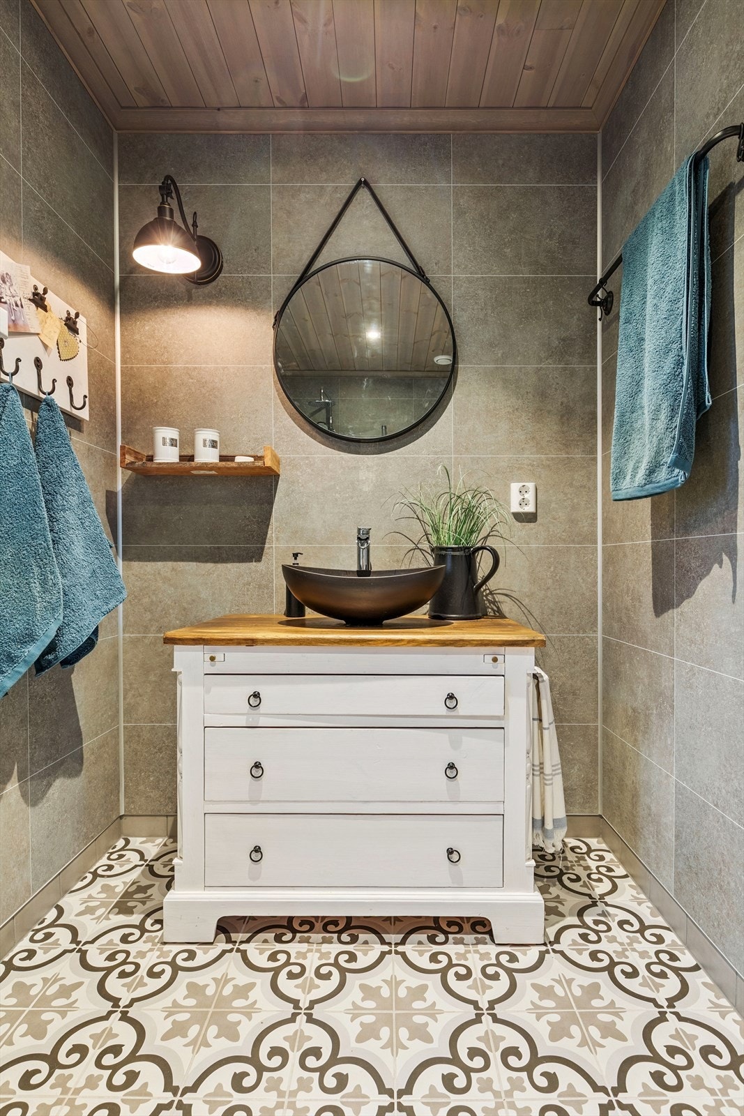 Det andre badet har dusjhjørne og en møbelsnekret baderomsinnredning i tre. Galleribilde