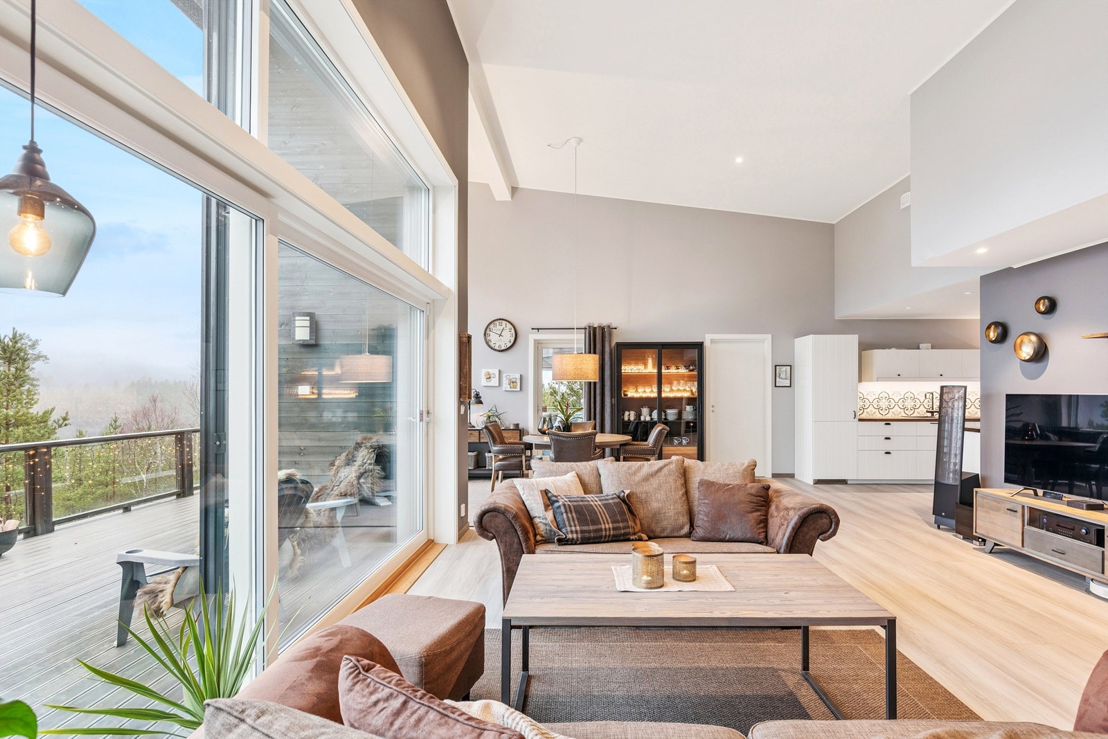 Boligen varmes opp med vannbåren gulvvarme via fjernvarmeanlegg, og har fått energiklasse B. Galleribilde