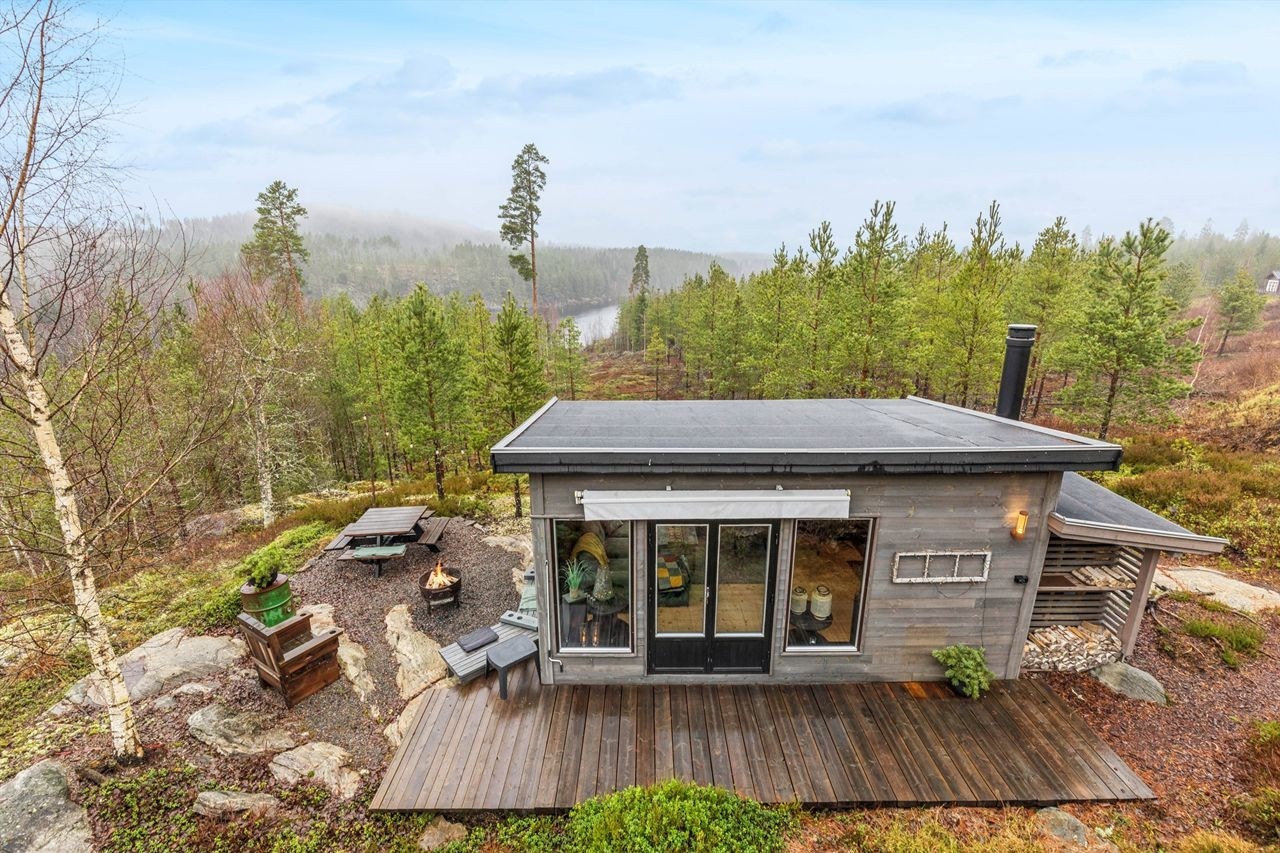 Eiendommen inkluderer en separat, isolert utestue på 19 m² med innlagt strøm og peis. Galleribilde