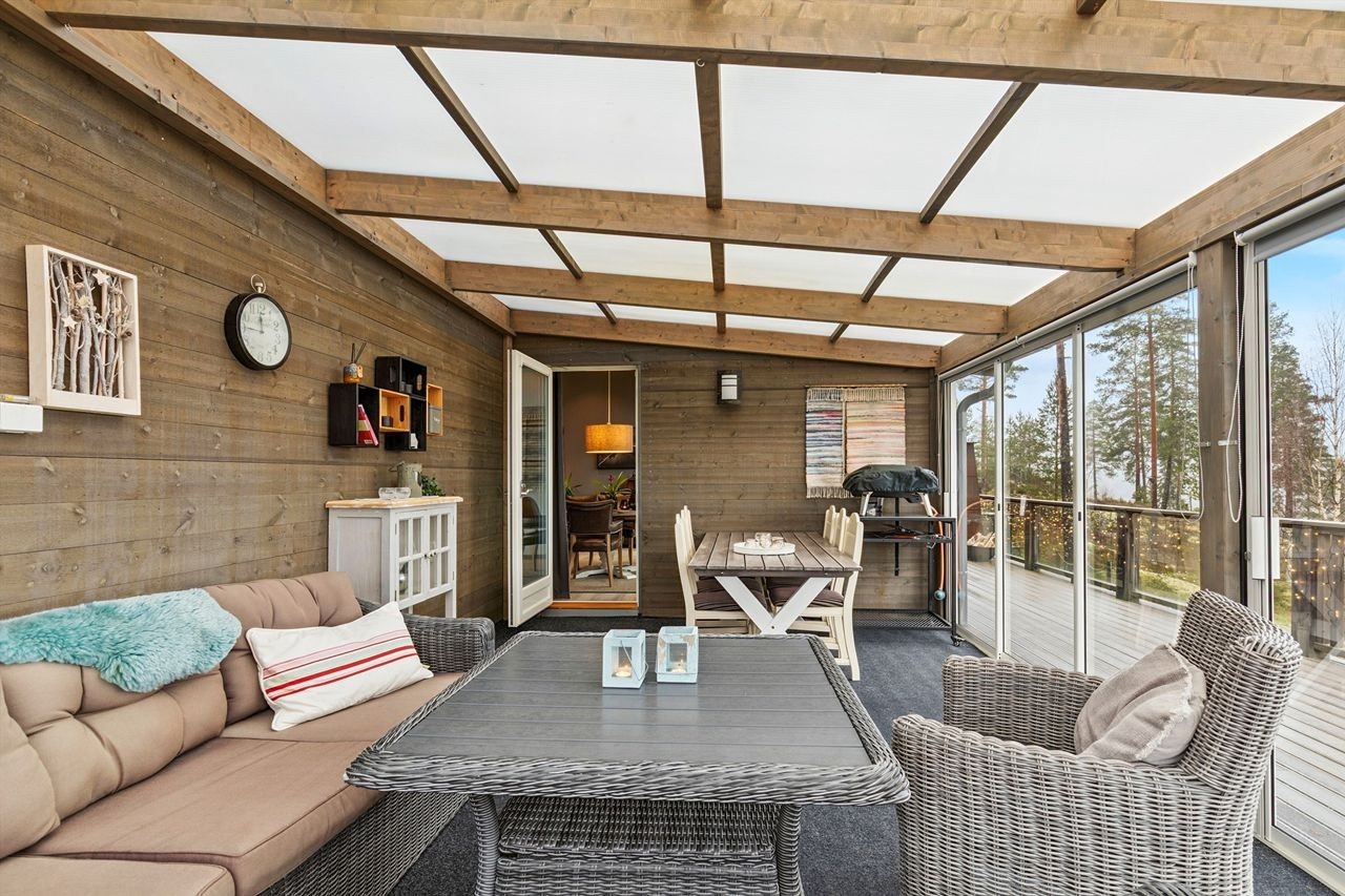 Verandaen har skyvedører i glass som åpner opp mot den store hovedterrassen. Galleribilde