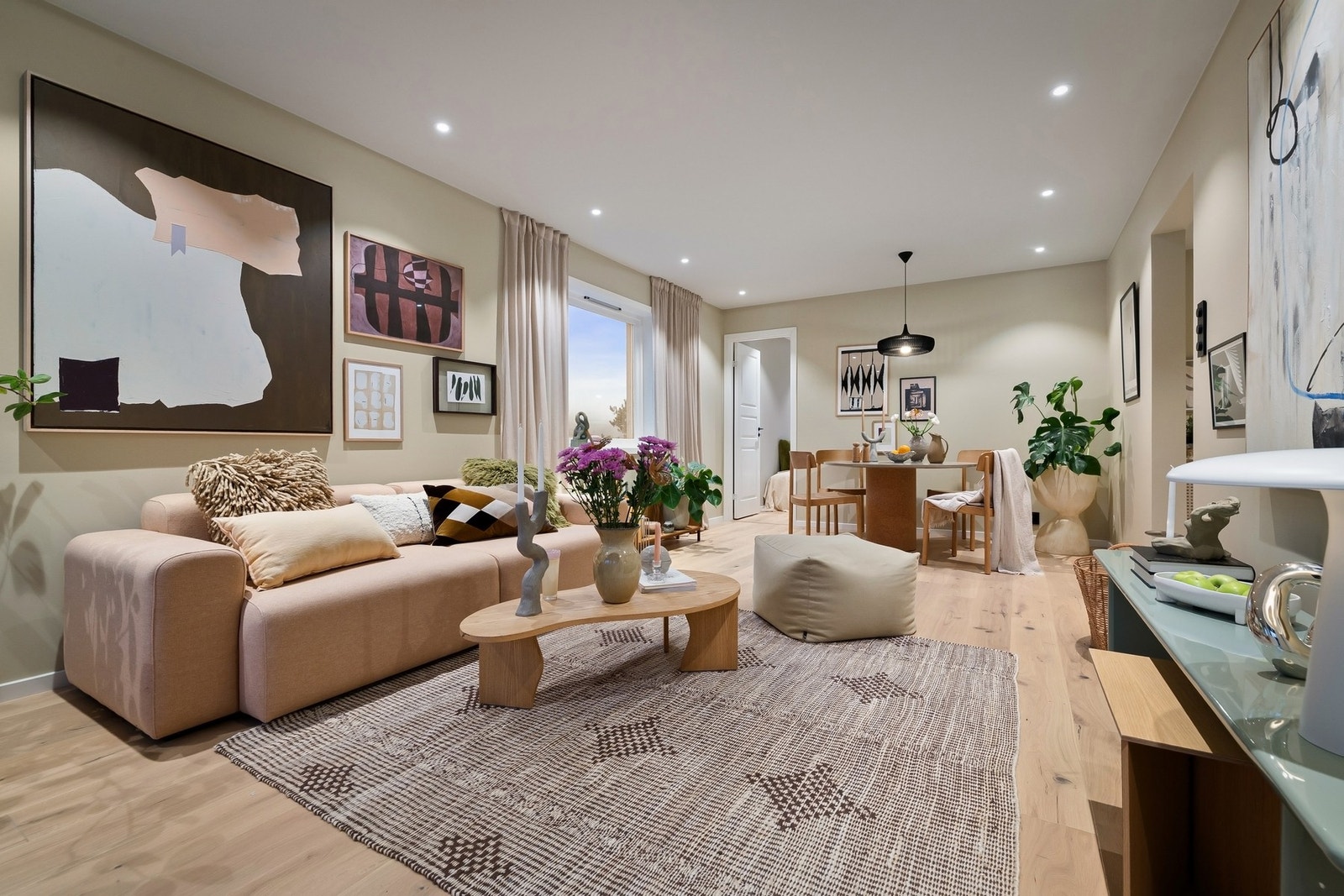 Stuen har fin plass til spisestuedel Galleribilde