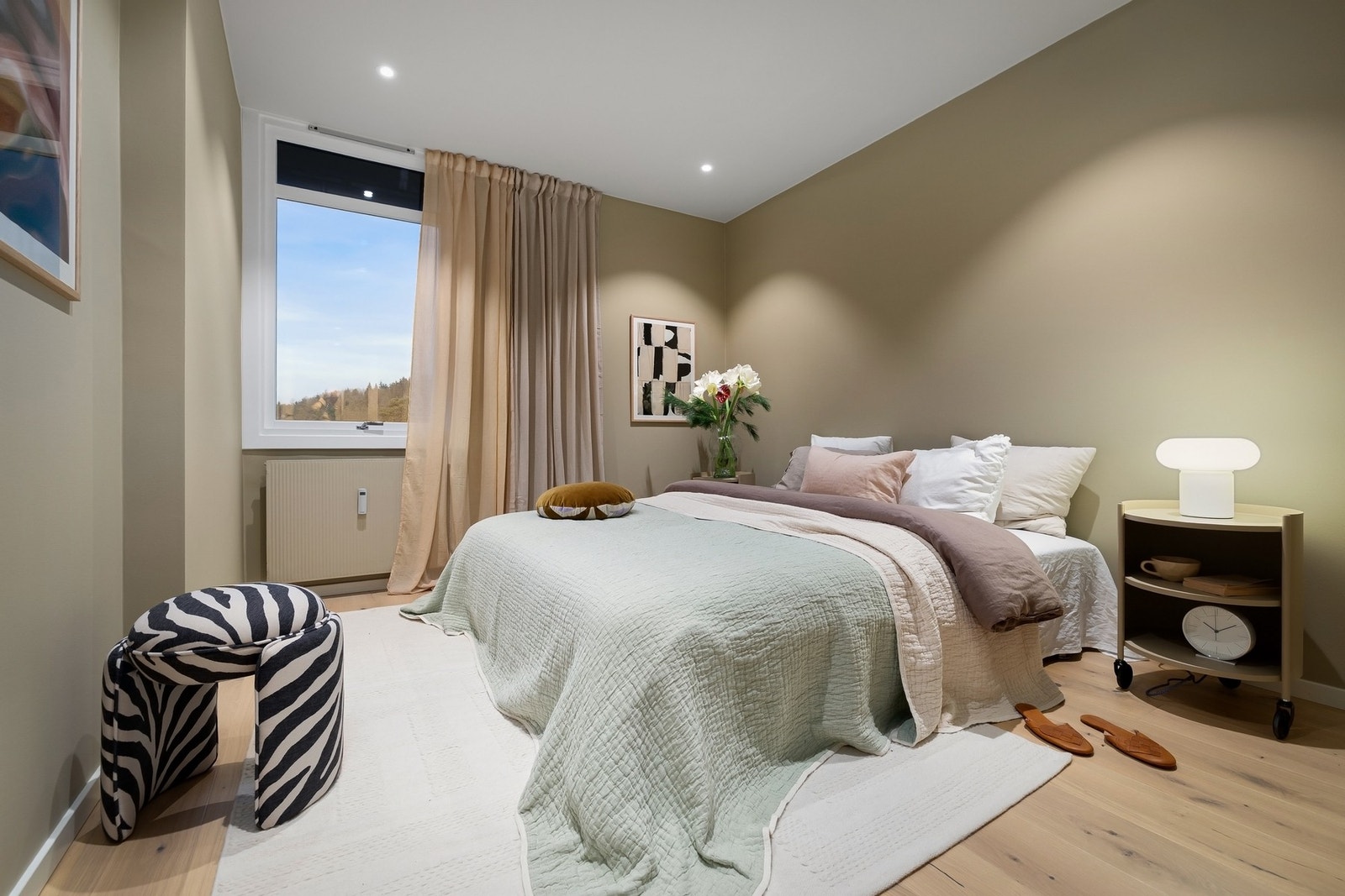 Hovedsoverom med god plass til dobbeltseng og tilhørende nattbord Galleribilde