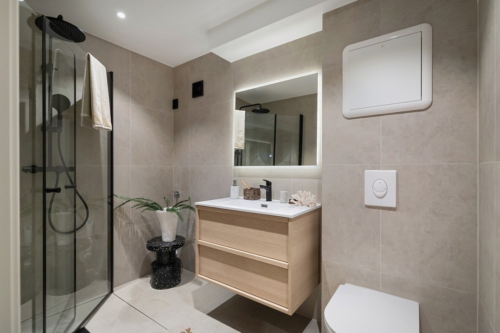 Nydelig og delikat bad med opplegg til vaskemaskin Galleribilde