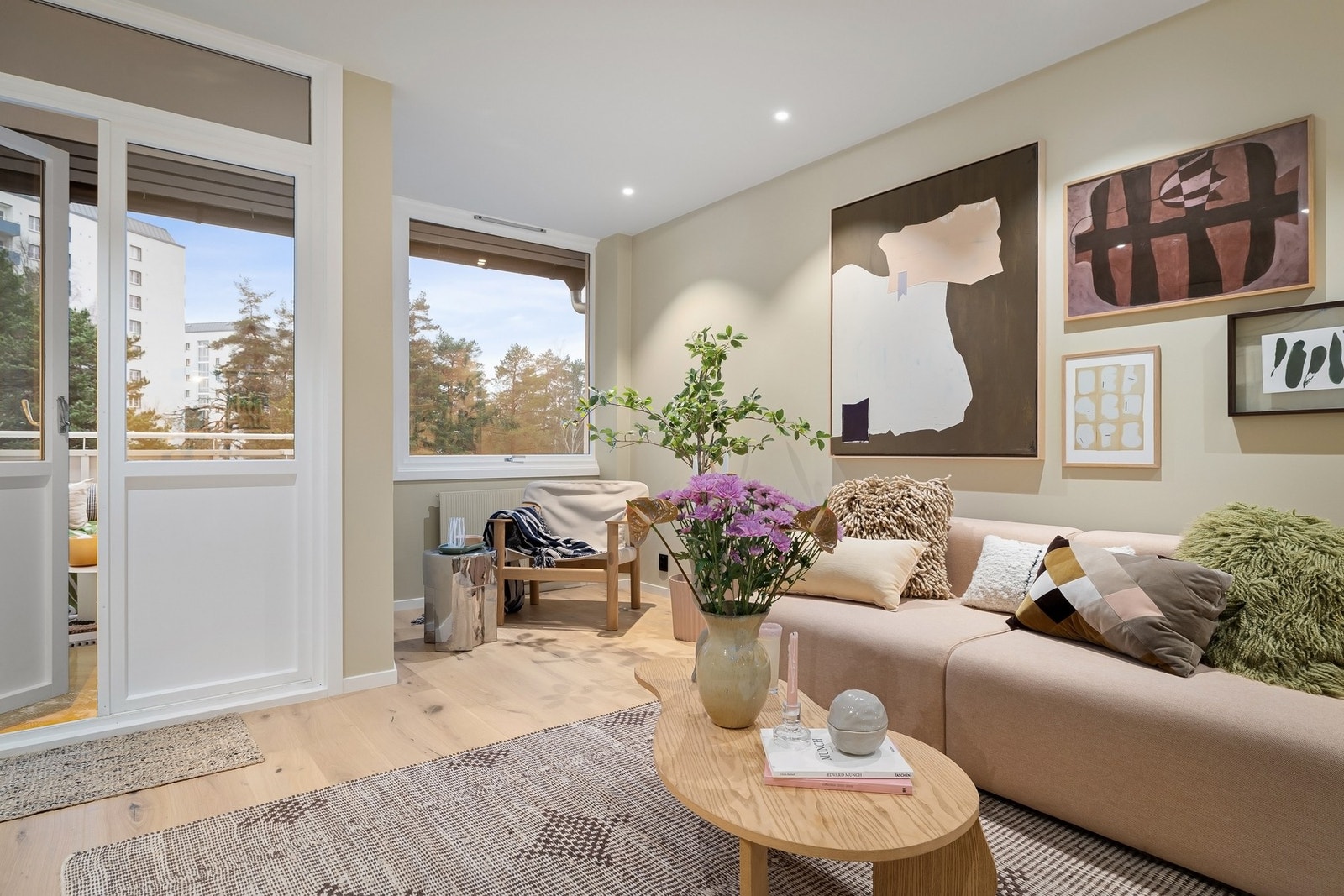 Utgang til solrik balkong med flott utsikt Galleribilde