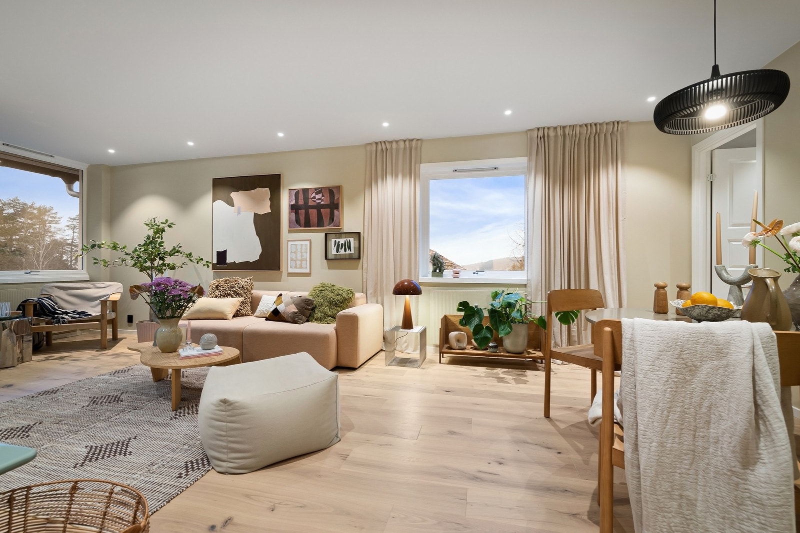 Stuen byr på god møbleringsfrihet Galleribilde