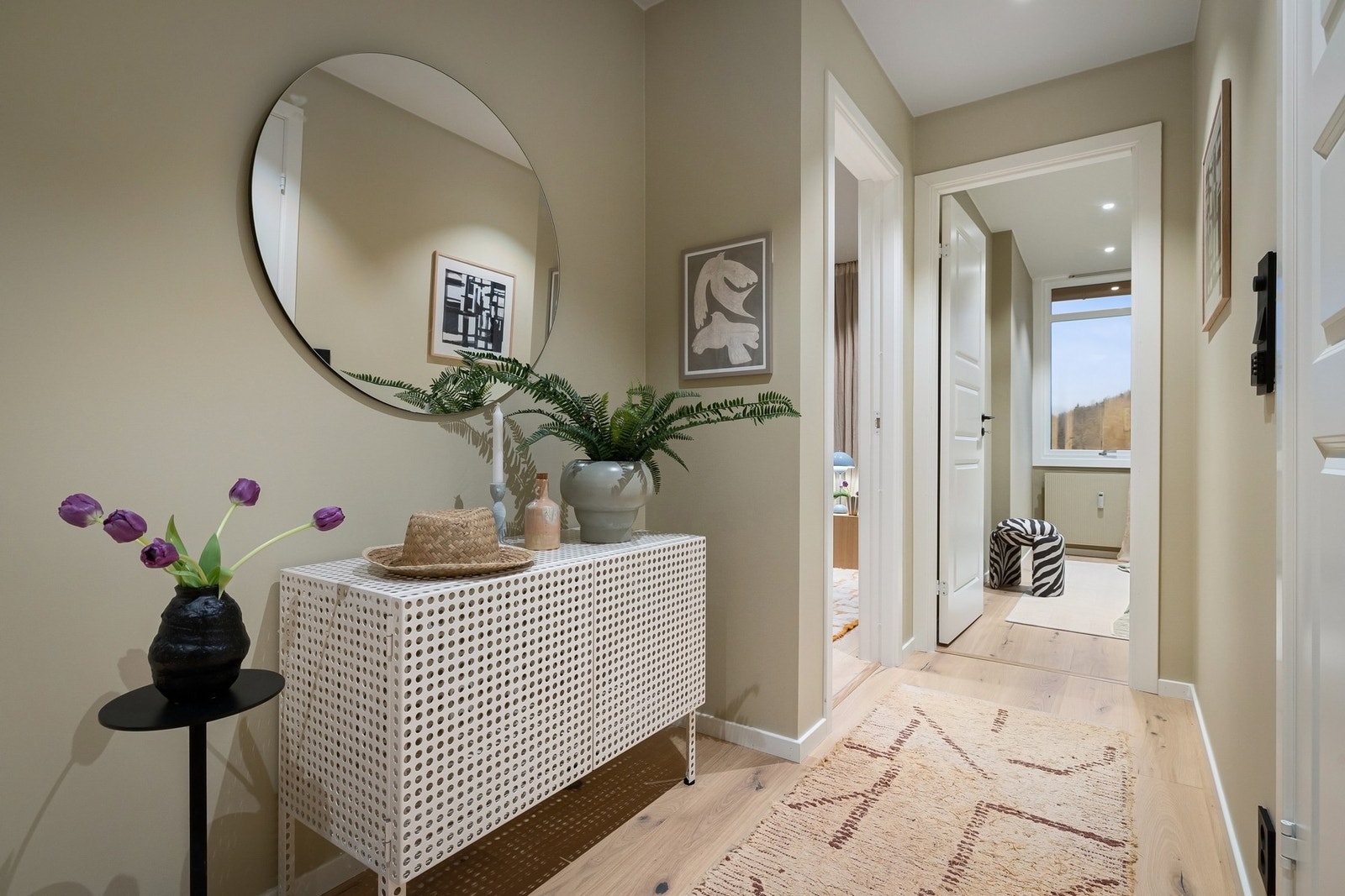 Entrè/gang med fin plass til yttertøy og sko Galleribilde