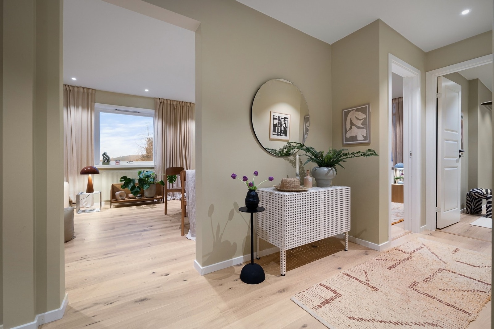 Leiligheten er gjennomgående og lyset slippes inn fra flere ulike vinkler Galleribilde