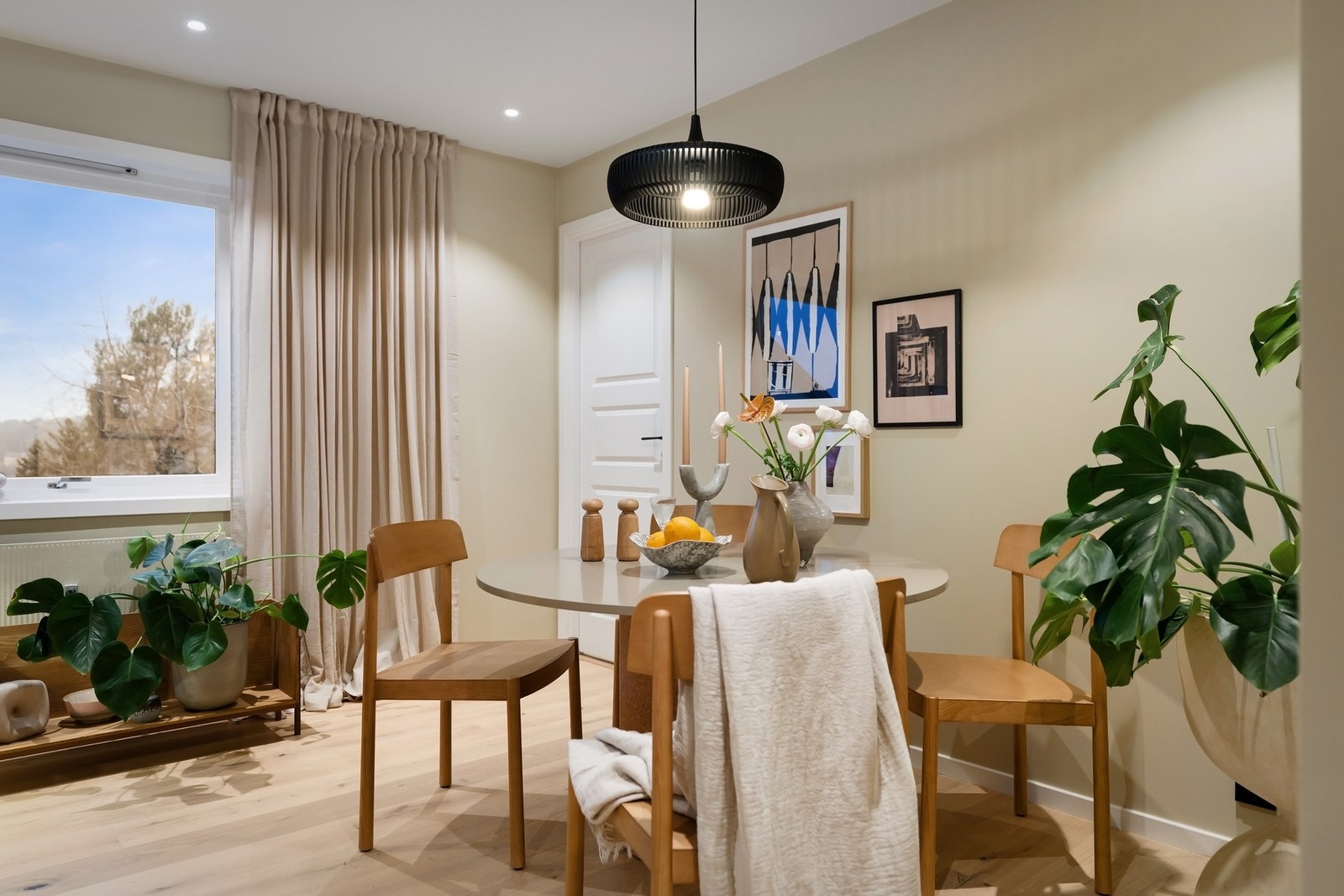 Stuen byr på en moderne stil og uttrykk Galleribilde