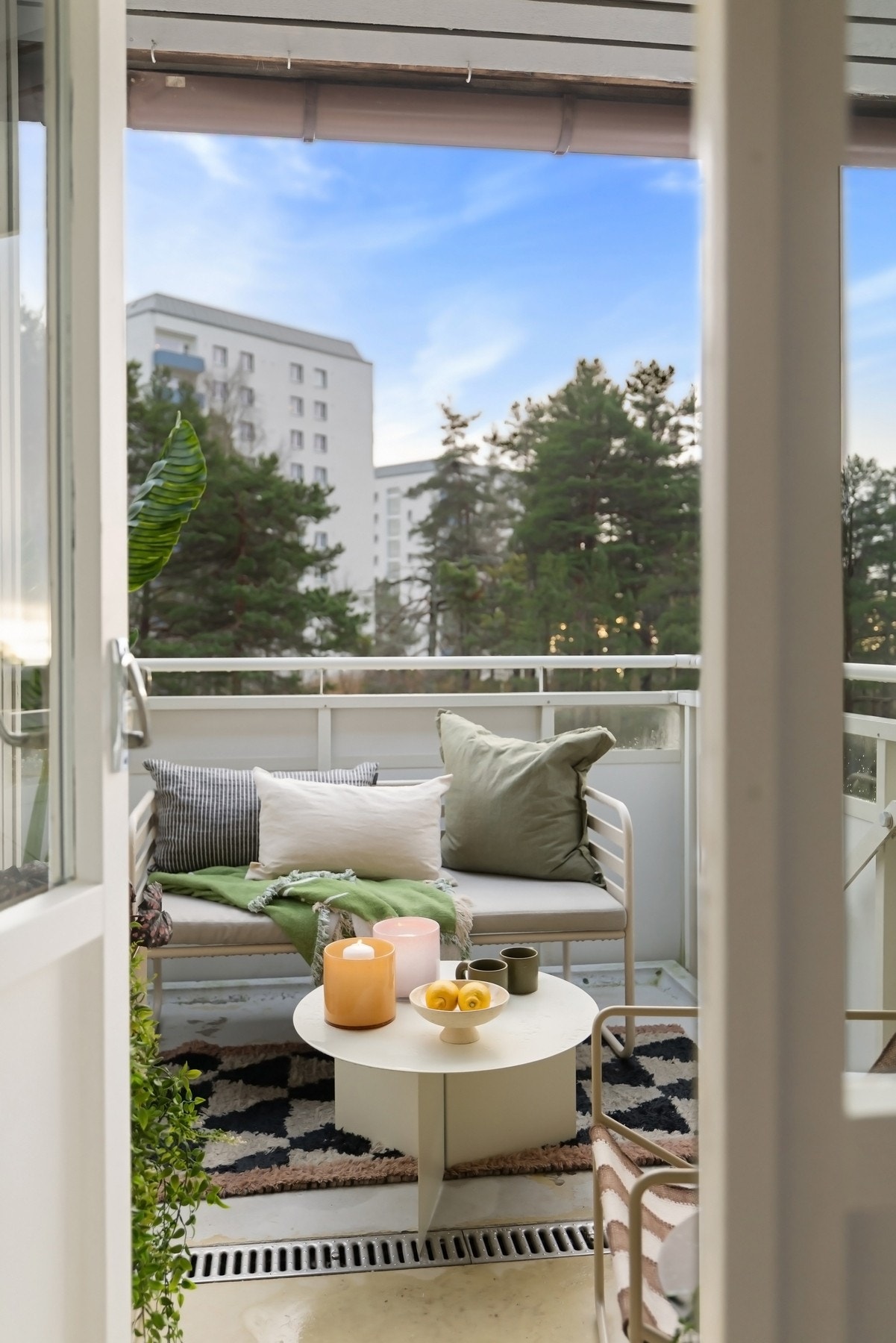 Balkongen er delvis overbygget og byr på gode sol og utsiktsforhold Galleribilde