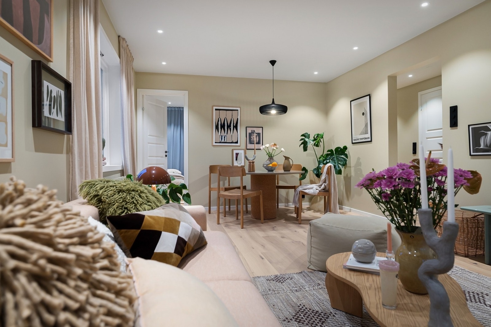 Leiligheten er nyoppusset og gjennomført i tidsriktige farger Galleribilde