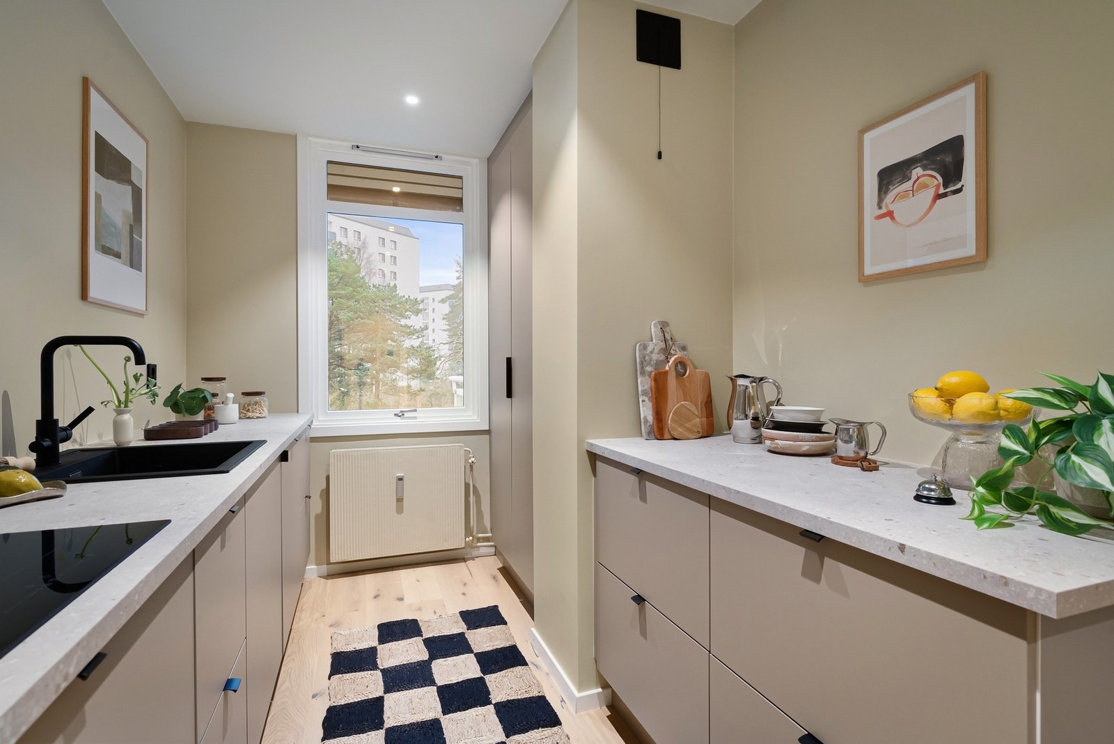 Kjøkkenet har en arealeffektiv utforming Galleribilde