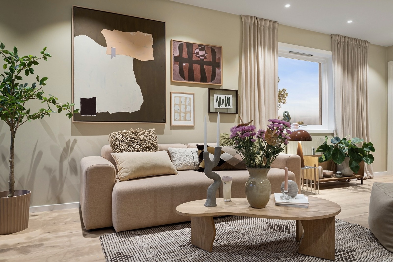 Leiligheten ligger høyt og luftig med fint gjennomlys Galleribilde