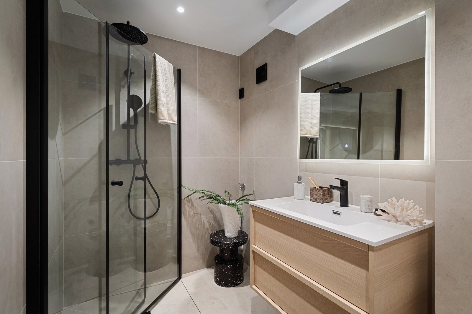 Badet har delikate fliser og fargevalg som står i stil til resten av interiøret Galleribilde