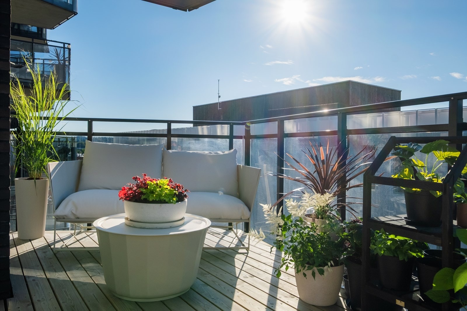 Balkong med adkomst fra stue. Denne vender mot vest/nord slik at du får ettermiddagssola fram til 21.00 sommertid. Galleribilde