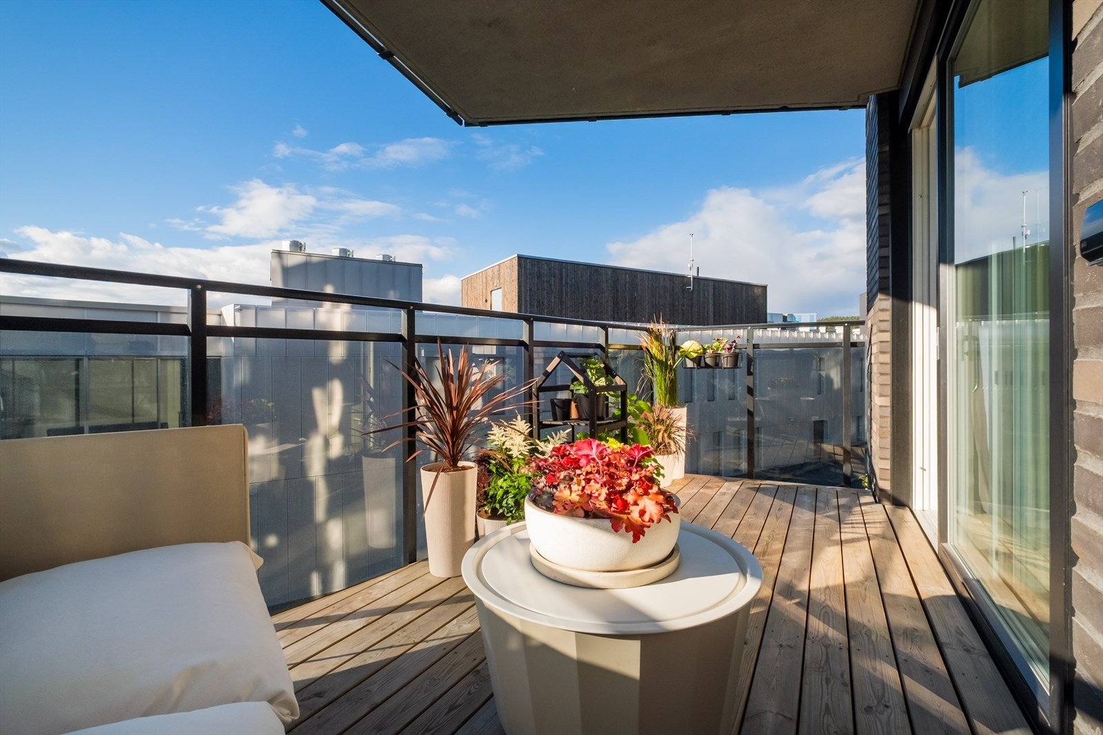 En lun uteplass med overbygg fra balkongen over. Galleribilde