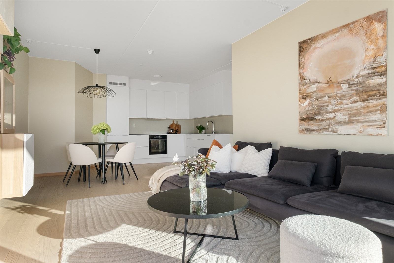 En romslig sosial sone med plass til både stuebord og sofakrok. Galleribilde