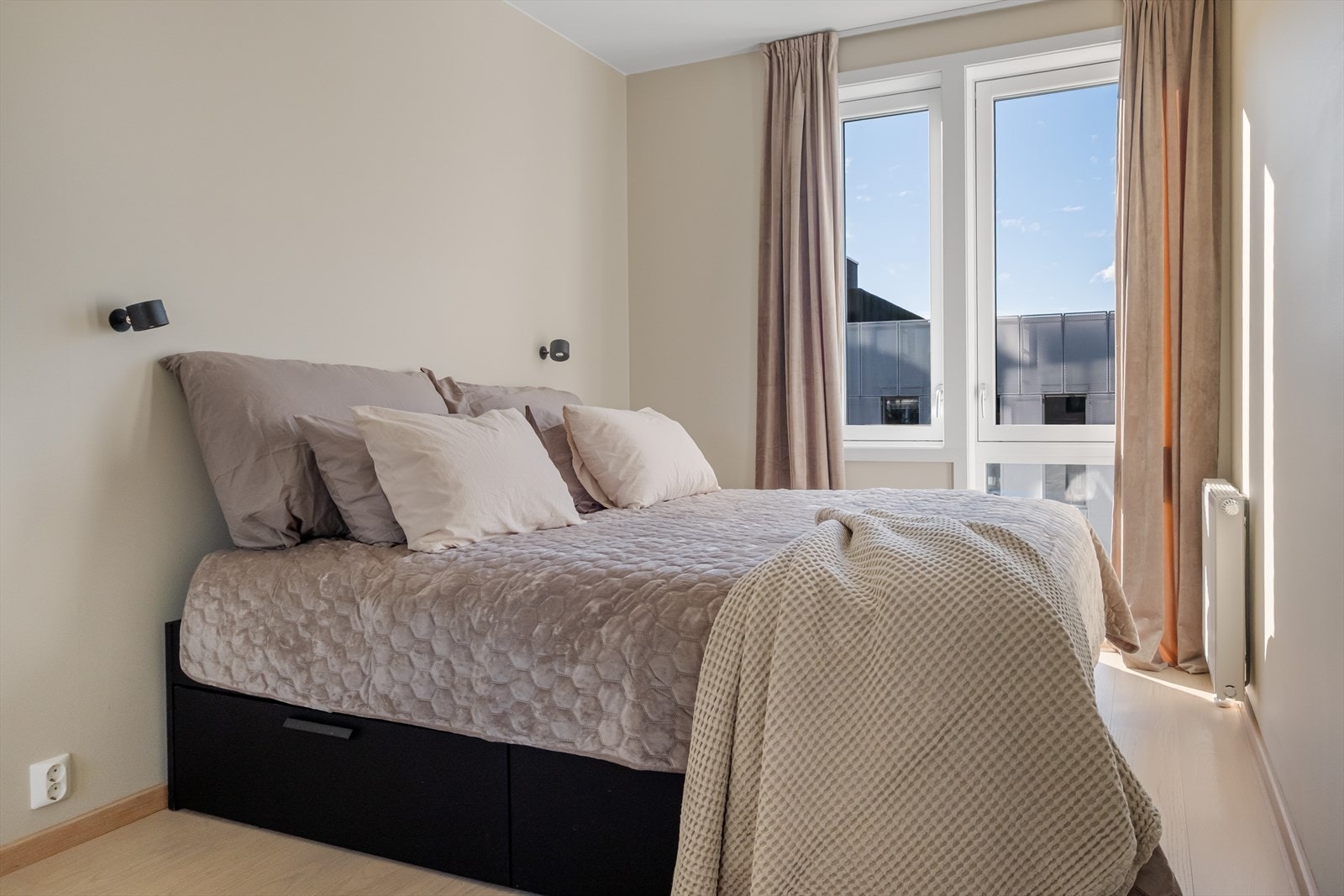 Hovedsoverommet er av god størrelse. Det er plass til dobbeltseng, nattbord på hver side samt oppbevaring av klær. Galleribilde