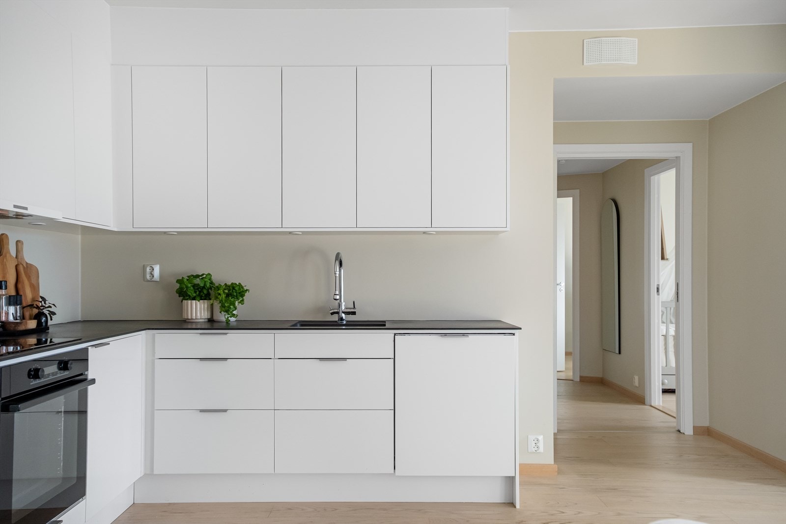 Den mørke benkeplaten bryter pent opp med det ellers lyse uttrykket. Galleribilde