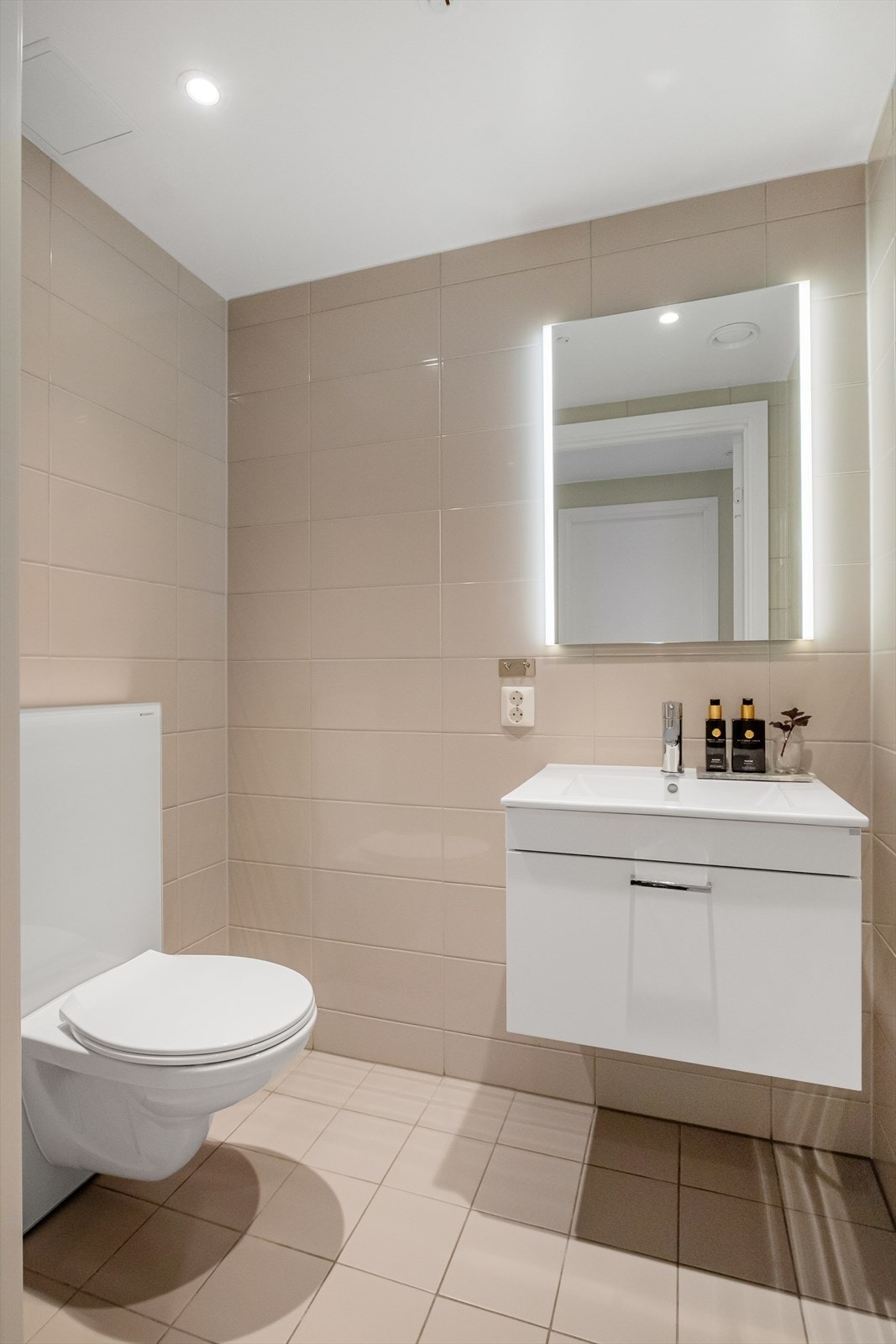 Separat toalettrom med varme i gulvet. Galleribilde