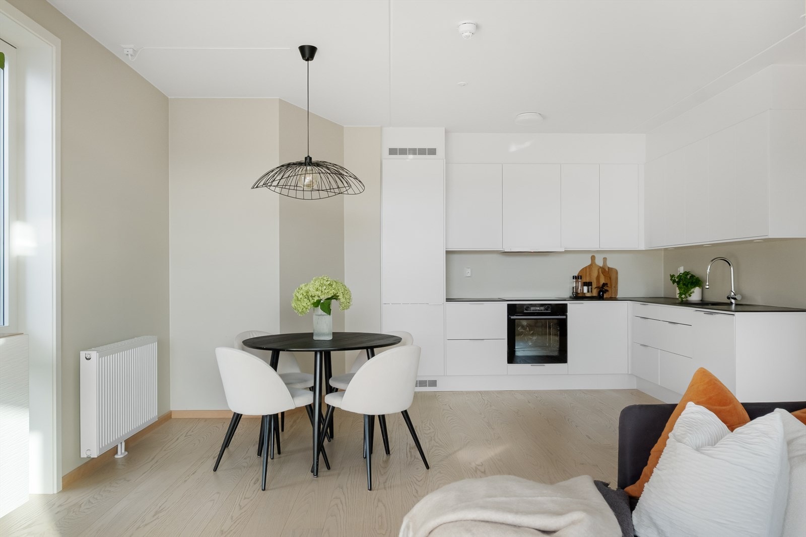 Stilrent med lekkert kjøkken og lys eikeparkett. Her er det tatt gode materialvalg som gir et moderne uttrykk. Galleribilde