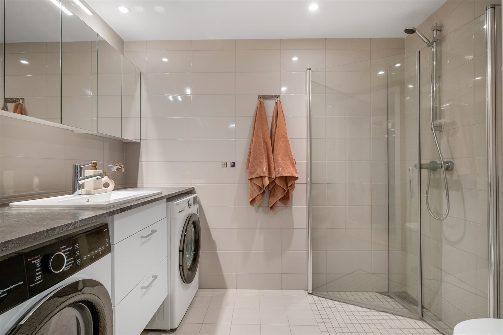 Delikat baderom med varme i gulvet. Galleribilde