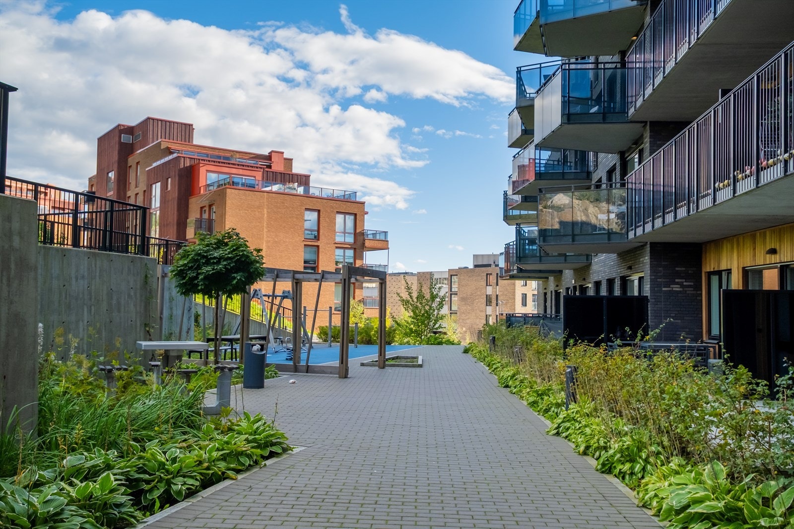 Pent opparbeidet fellesområde bak blokken. Galleribilde