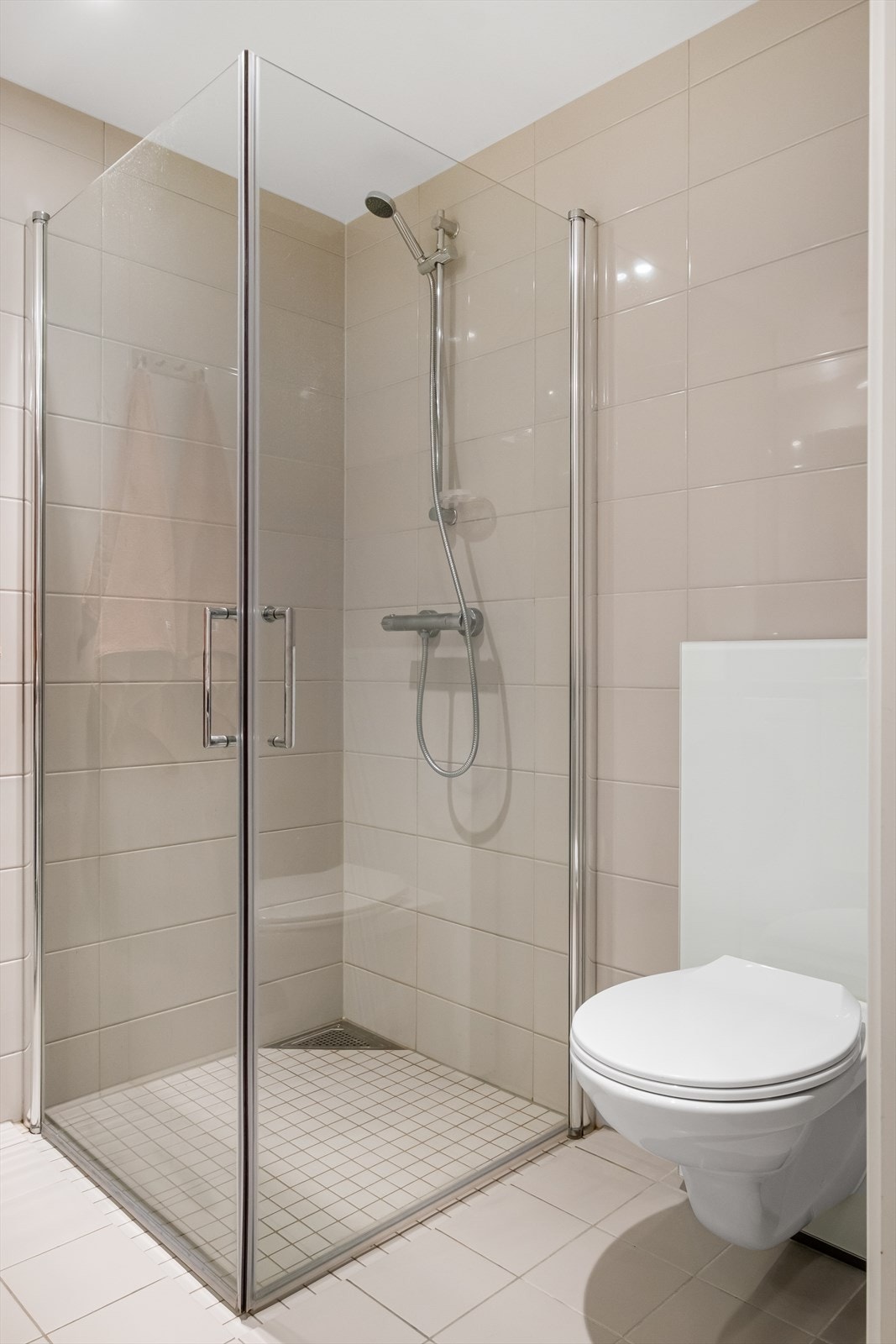 Dusjhjørne med innfellbare dusjvegger. Galleribilde