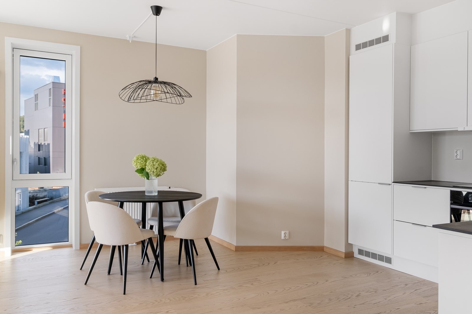 En lekker leilighet med lune fargetoner på veggene. Galleribilde