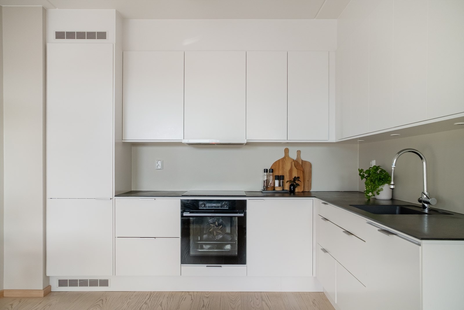 Her får du integrerte hvitevarer som kjøl, oppvaskmaskin, platetopp og komfyr. Galleribilde