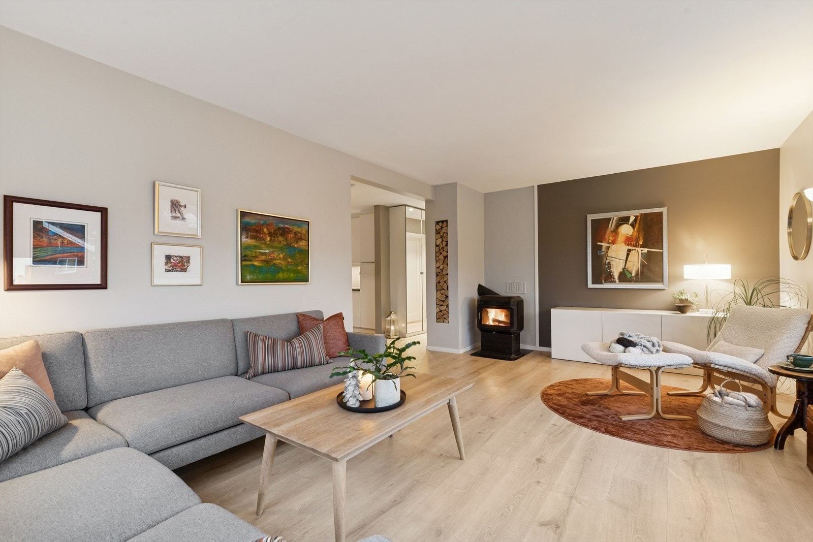 Stuen gir god plass for møblering i flere soner og er utstyrt med vedovn som sørger for god varme på kalde dager. Galleribilde