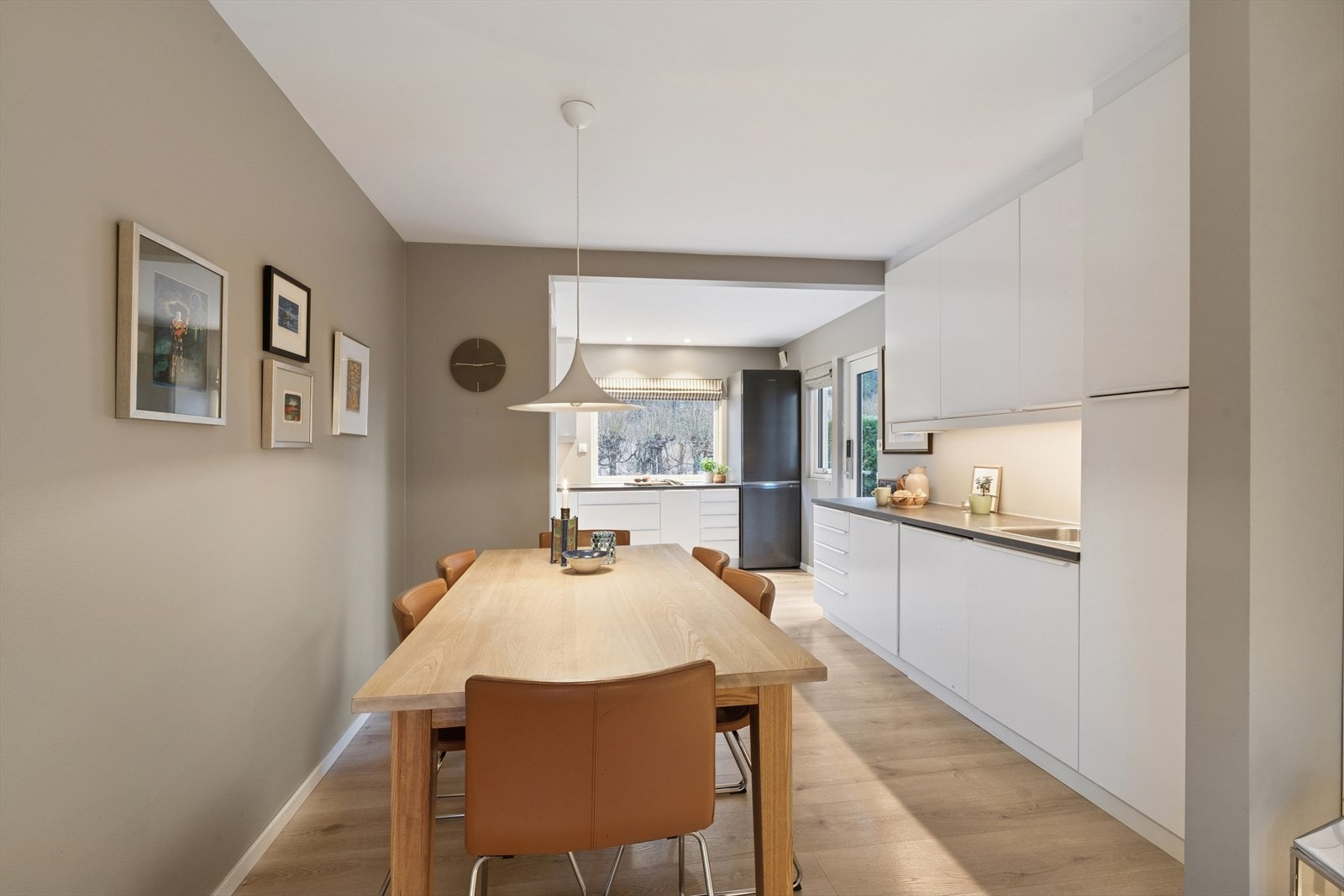 Her har man god plass til å dekke langbord og invitere venner og familie på besøk. Galleribilde