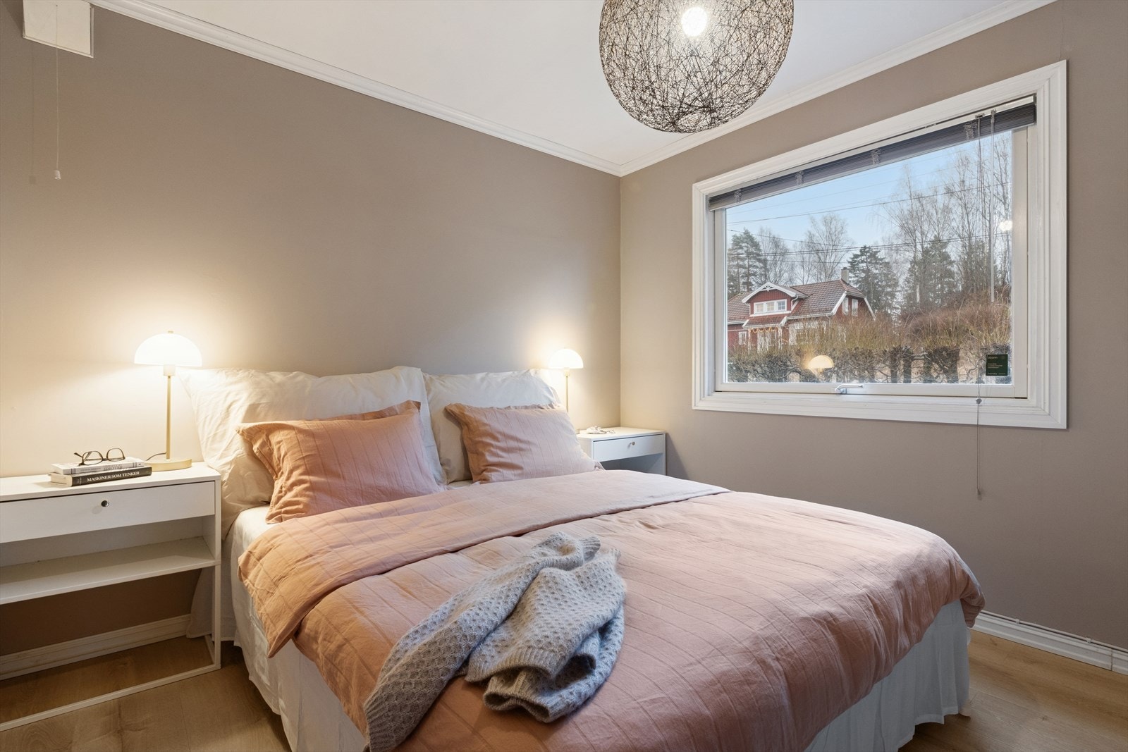 Soverom 1 er i dag innredet som hovedsoverom. Her har man god plass til å møblere med dobbeltseng og tilhørende møblement. Galleribilde