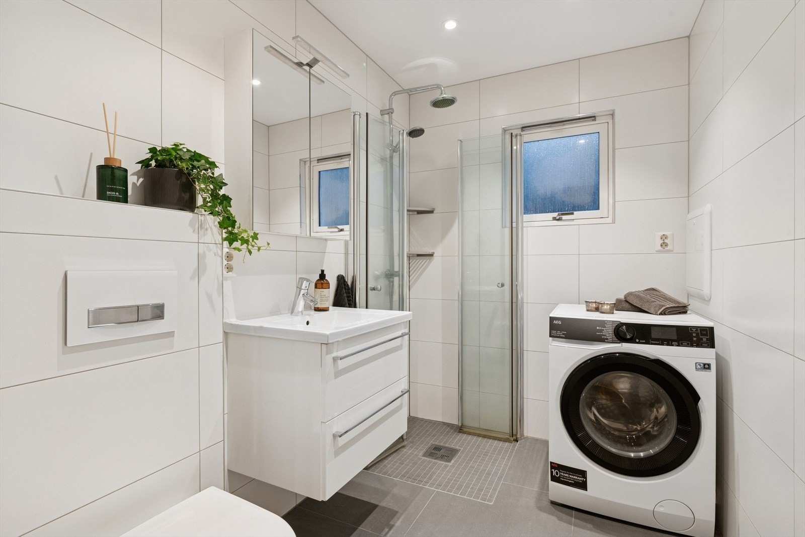 Badet ble pusset opp i 2018 og er helfliset med varmekabler i gulvet for ekstra komfort. Badet er ellers utstyrt med dusjhjørne med innfellbare dører, vegghengt toalett og baderomsinnredning med nedfelt servant. I tillegg har man opplegg for vaskemaskin. Galleribilde