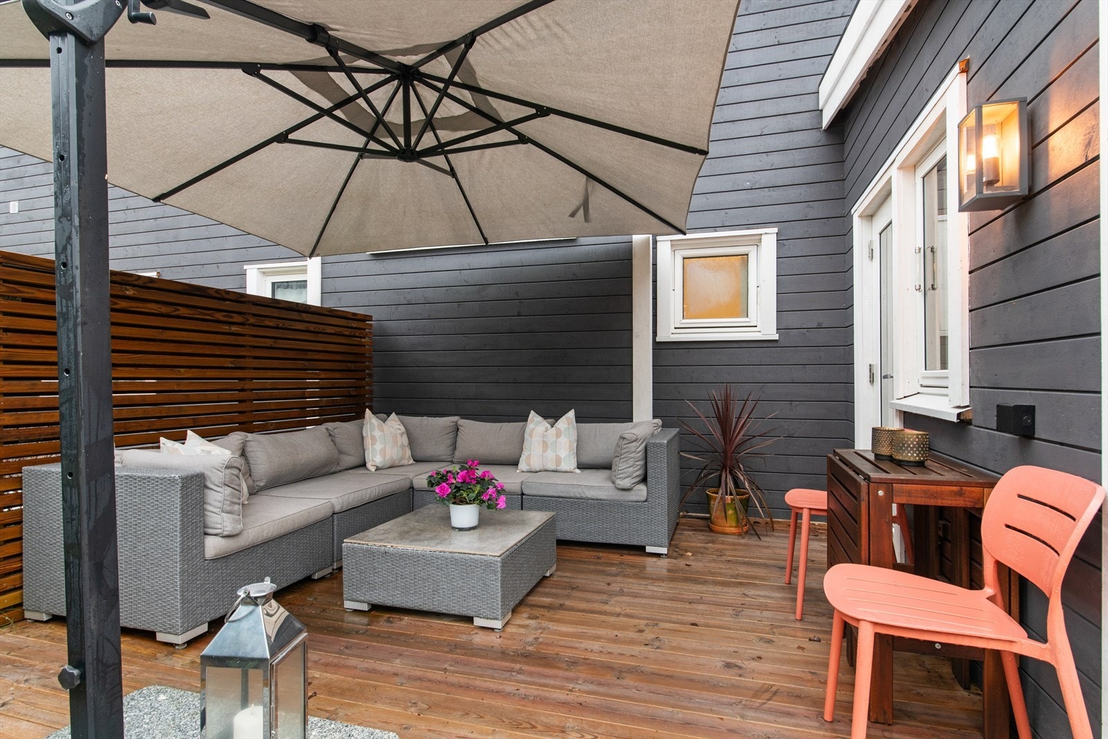 Med utgang fra kjøkkenet har man en skjermet og romslig terrasse på hele 26 kvm. Galleribilde