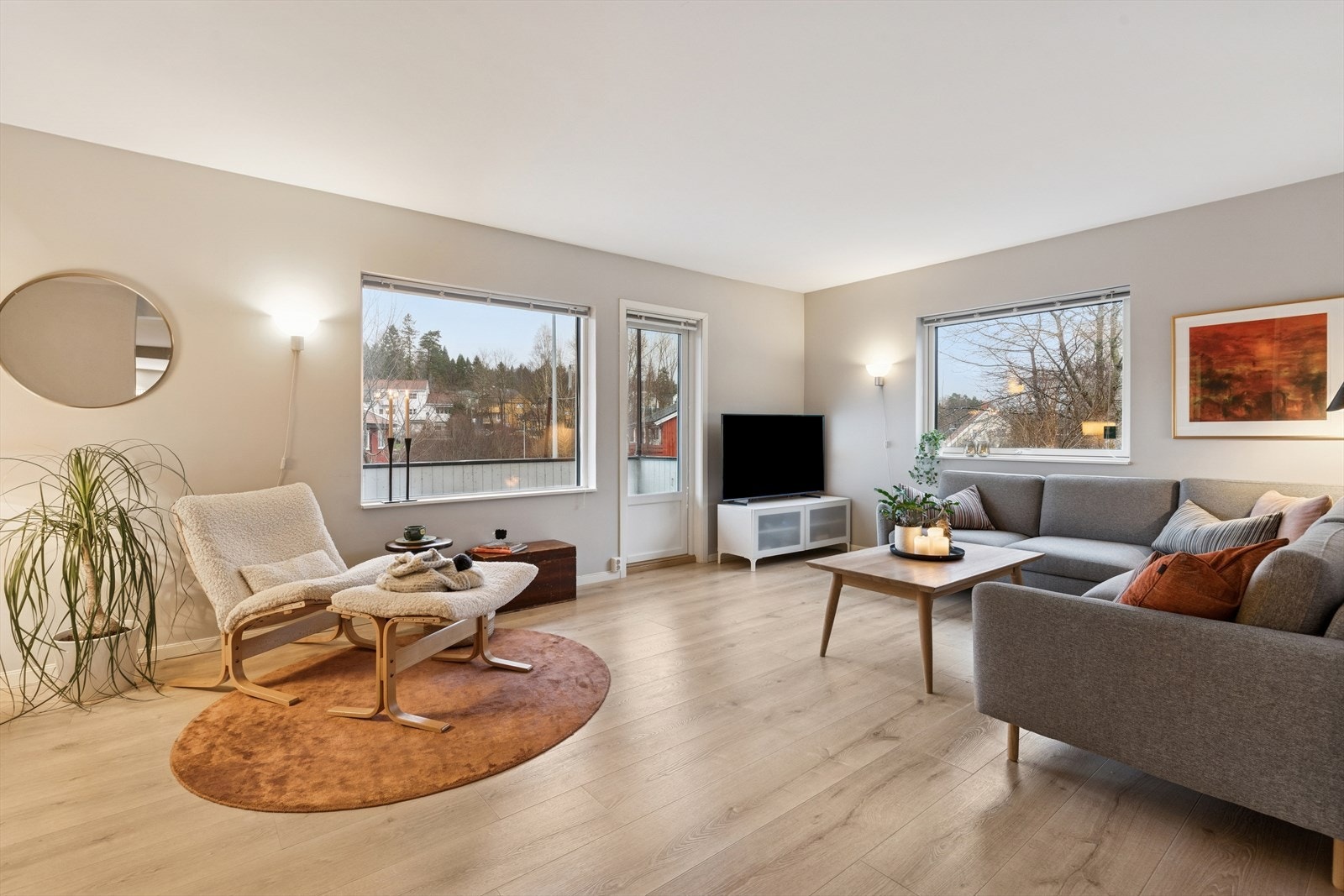 Leiligheten ligger på bakkeplan og har en praktisk planløsning. Boligens sosiale sone med stue og kjøkken ligger i delvis åpen løsning, men kjøkkenet ligger likevel tilbaketrukket. Galleribilde