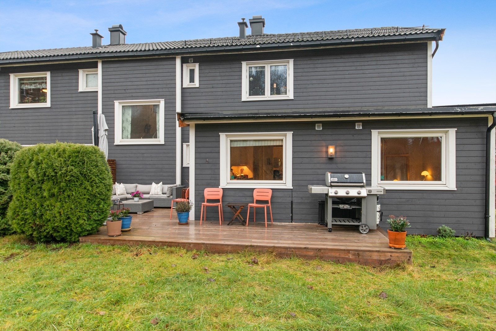 Fra terrassen har man tilkomst til et stort, felles grøntområde hvor både store og små har god boltreplass. Galleribilde