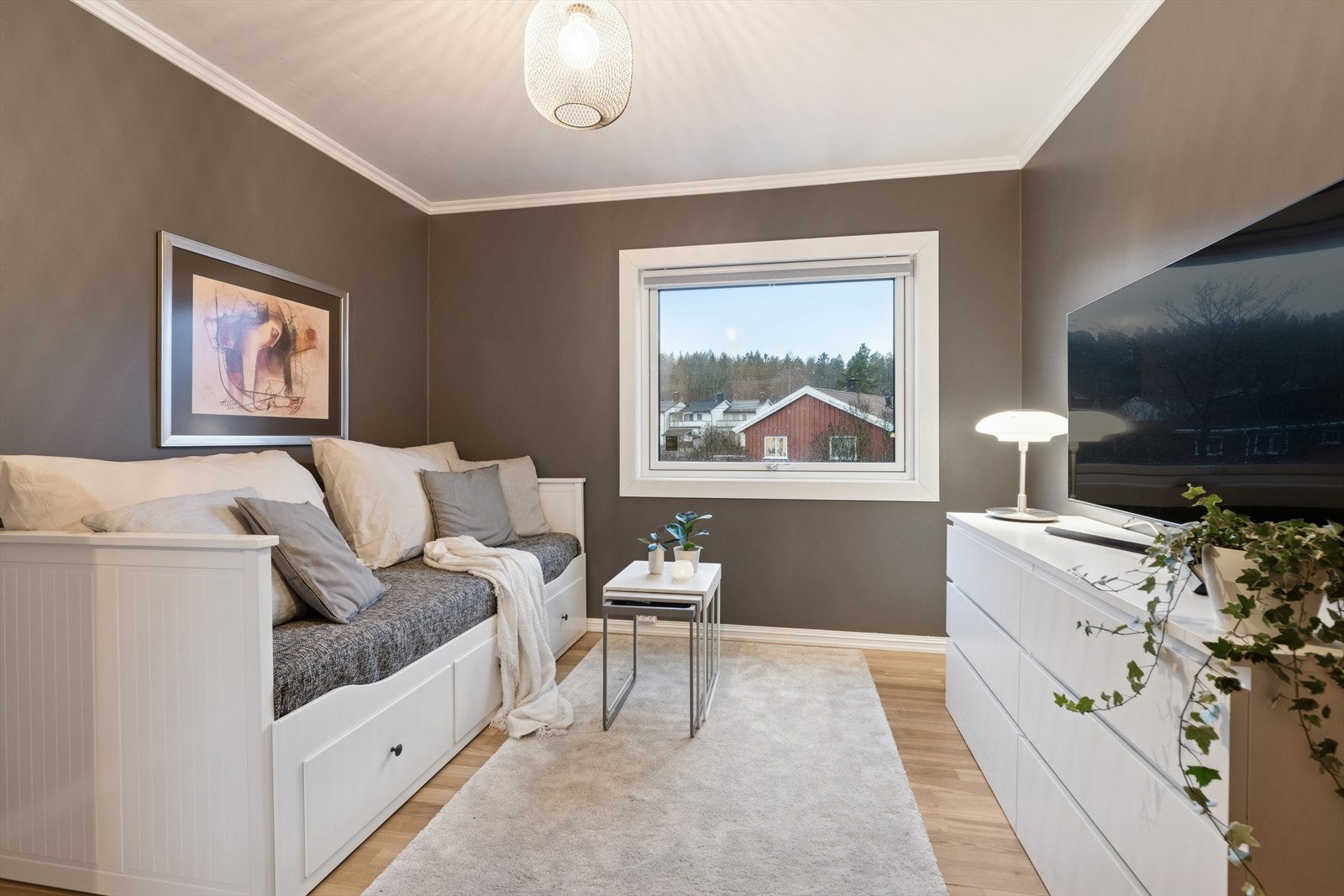 Soverom 3 er også romslig og er i dag innredet som ekstra tv-stue. Rommet passer ellers ypperlig som barnerom eller gjesterom. Galleribilde