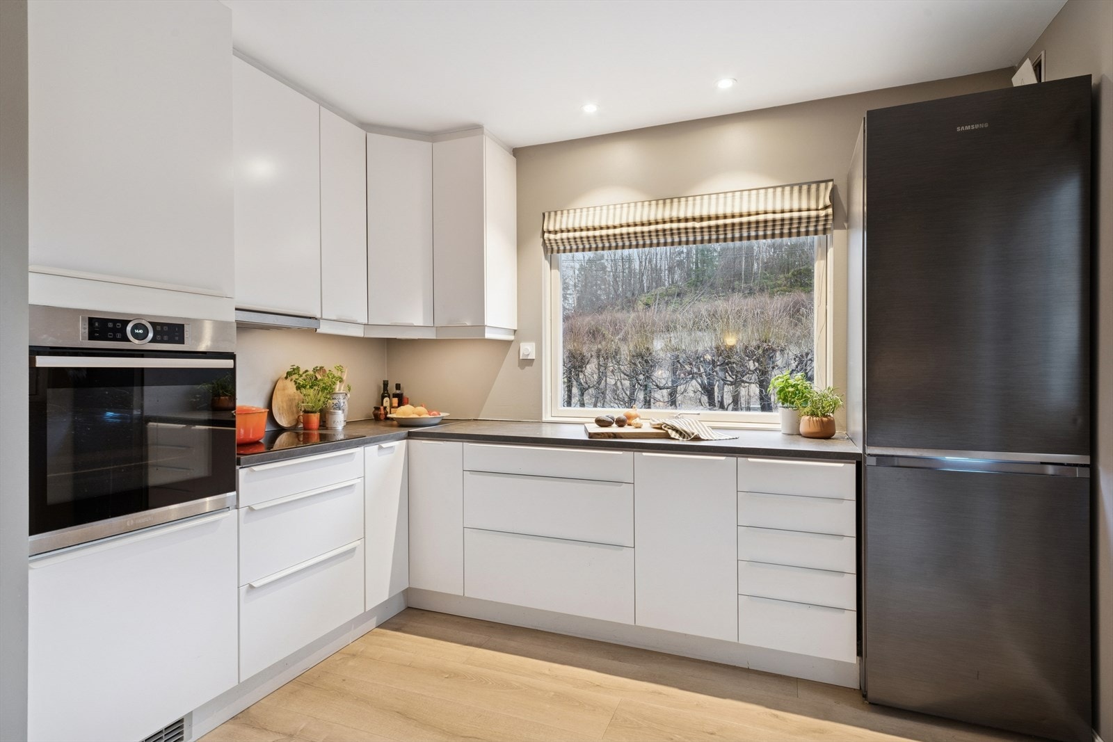 Kjøkkenet er ellers utstyrt med frittstående kjøleskap, oppvaskmaskin, stekeovn, induksjonstopp og kjøkkenventilator med avtrekk ut. Galleribilde