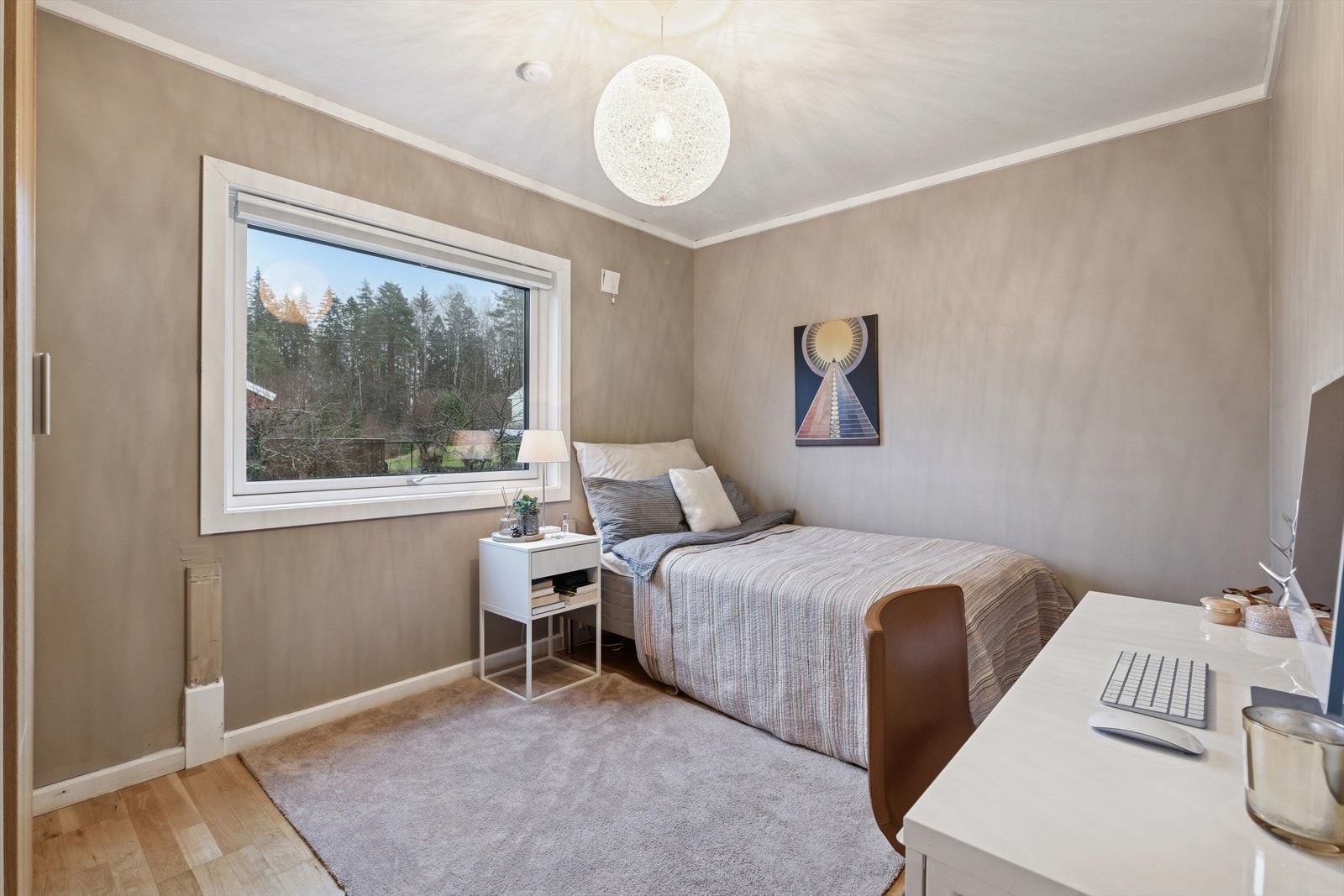 Soverom 2 er romslig og utstyrt med garderobe. Her har man ellers god plass til seng og øvrig møblement. Galleribilde