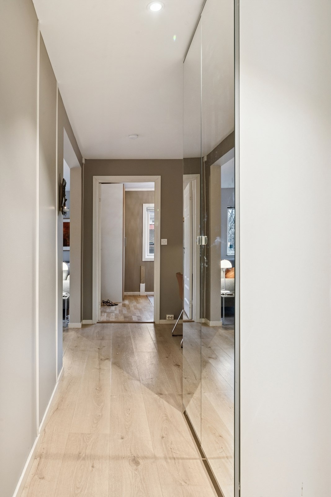 Entreen er utstyrt med garderobe hvor man har god plass til å henge fra seg yttertøy og sko. Galleribilde