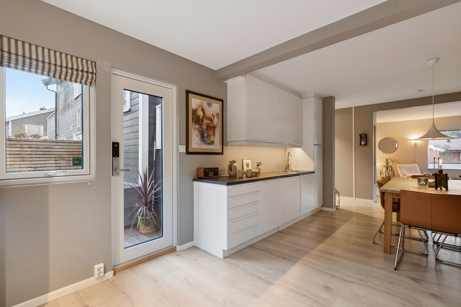 Fra kjøkkenet har man utgang til uteområdet. Galleribilde