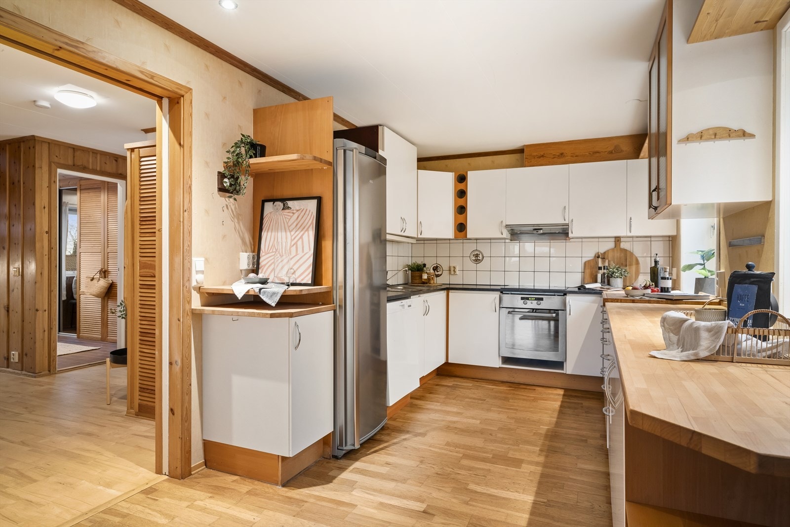 Kjøkkeninnredningen har en praktisk U-form som gir mye skap- og benkeplass, og som oppleves brukervennlig. Galleribilde