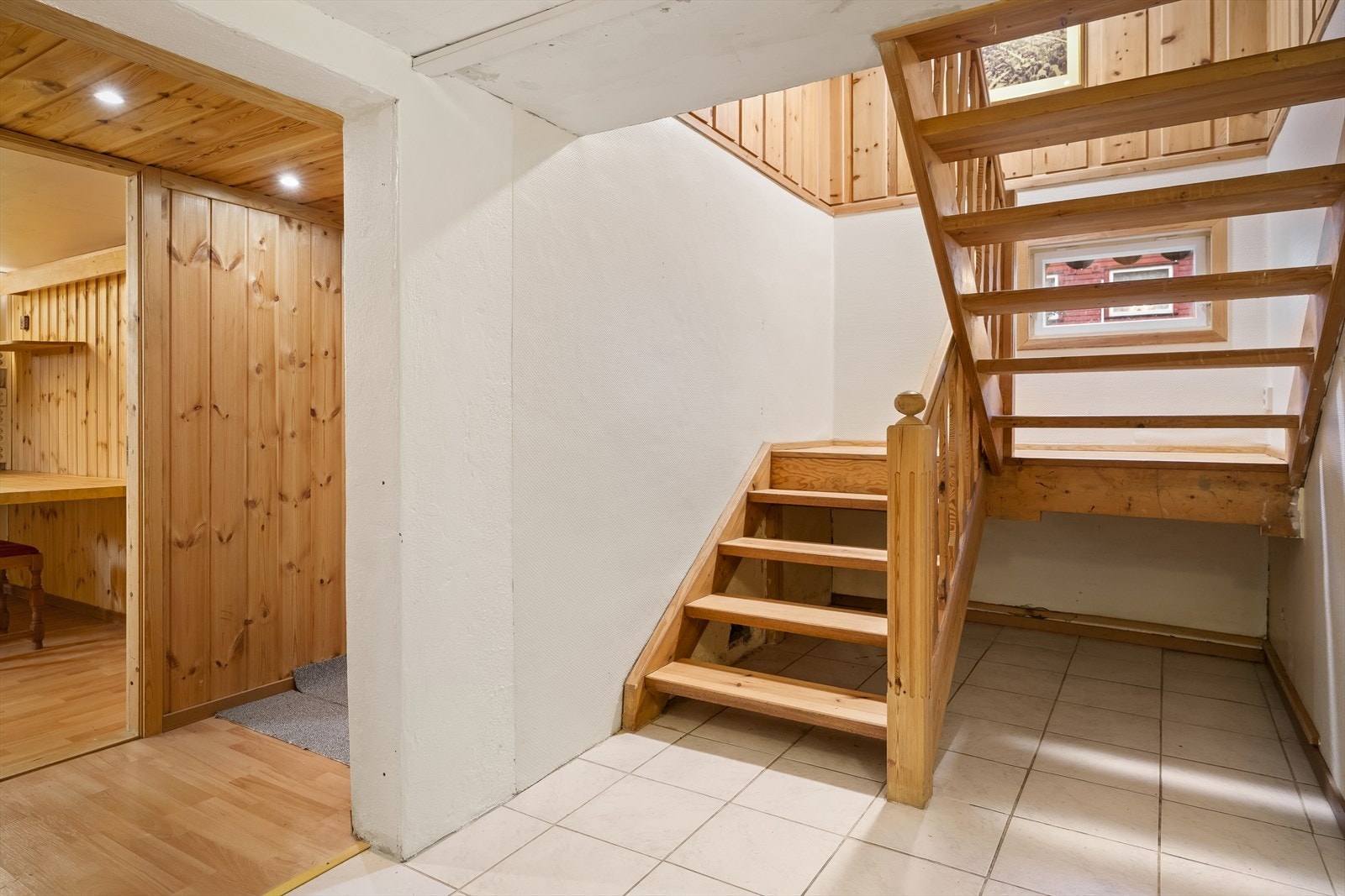 Kjeller i hoveddel med trapp fra entrè i 1. etasje Galleribilde