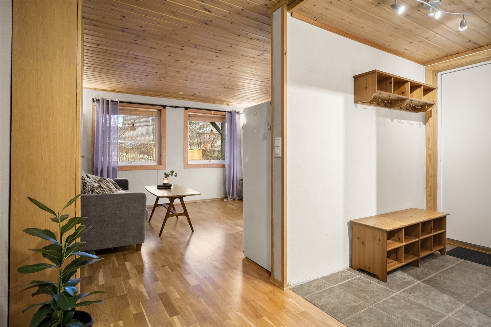 Hybelen består av entré, baderom, innredet rom og kjøkken/stue Galleribilde