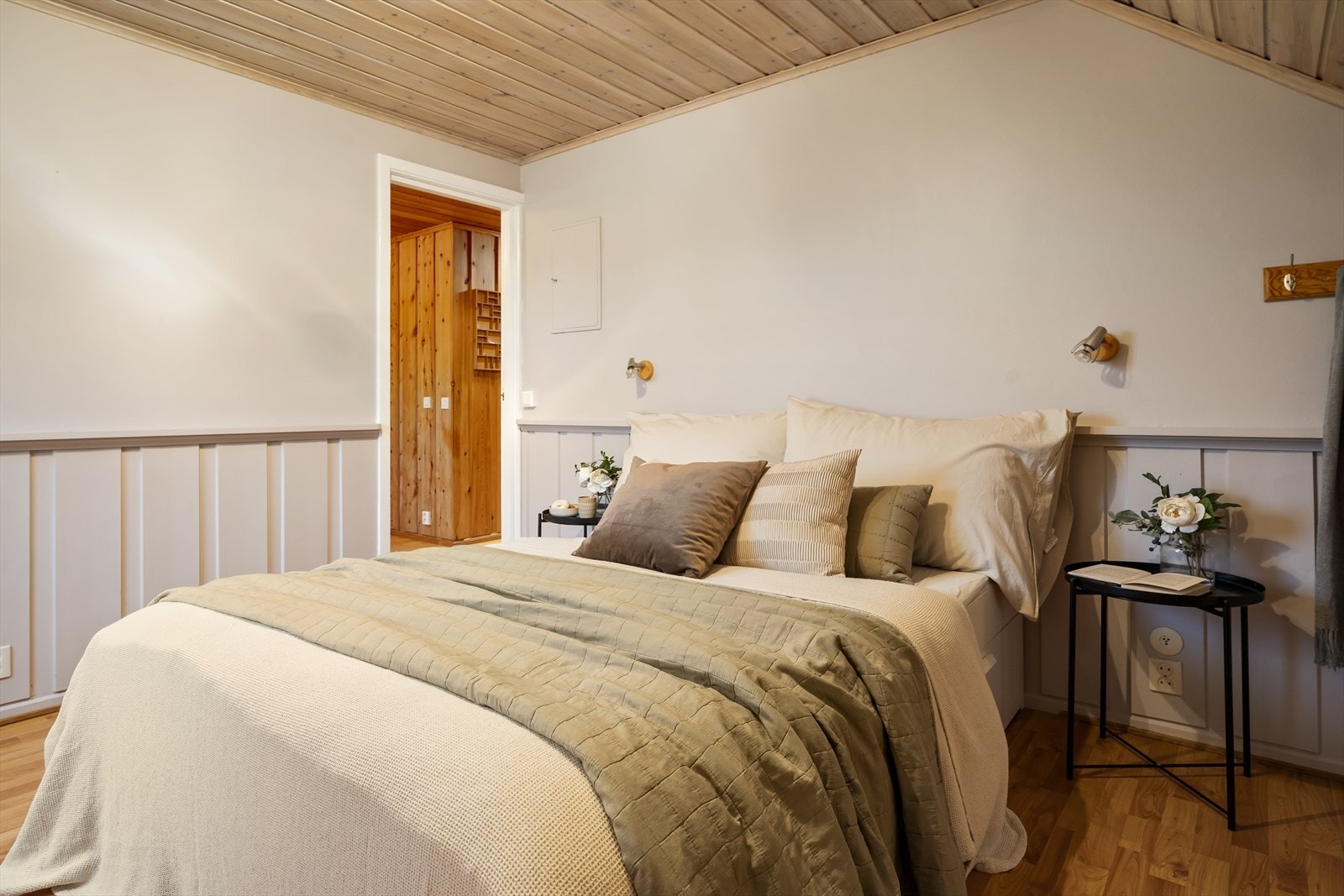 Hovedsoverommet er behagelig med plass til dobbeltseng og plassbygget skyvedørsgarderobe. Galleribilde